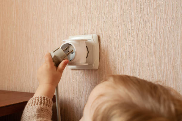 Как обезопасить электрические контакты от детей в интерьере